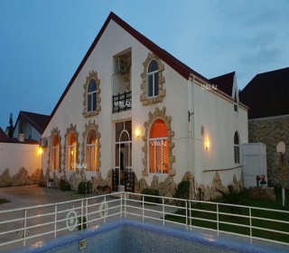 Şüvəlan qəsəbəsində ümumi sahəsi 12 sot olan müasir üslubda tikilmiş 2 mertebeli bağ evi satilir, -1