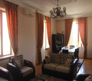 Bakida Asiman restoraninin arxasinda 2 mertebeli ev satilir, -7