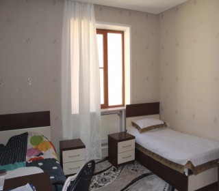Bakida Asiman restoraninin arxasinda 2 mertebeli ev satilir, -10