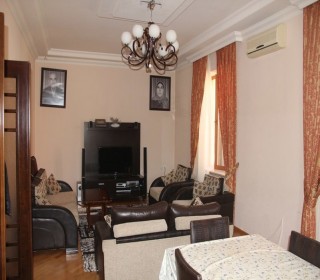 Bakida Asiman restoraninin arxasinda 2 mertebeli ev satilir, -12