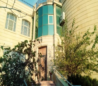 Asiman restoranıyaxinliginda 3 mertebeli aqlayli temirli villa satilir, -1
