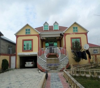 Zabrat qəsəbəsi, mərkəzdə yola yaxın 2 mərtəbəli ev satılır, -1