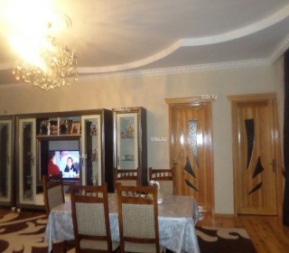 Zabrat qəsəbəsi, mərkəzdə yola yaxın 2 mərtəbəli ev satılır, -2