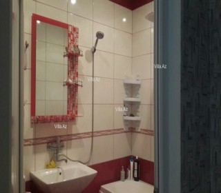 Zabrat qəsəbəsi, mərkəzdə yola yaxın 2 mərtəbəli ev satılır, -6