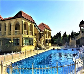 Bilgəh qəsəbəsində «Sea breeze» istirahət mərkəzinin yaxınlığında dənizə 300 m məsafədə villa, -1