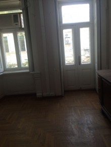 Satılır Köhnə Tikili, Səbail.r, Sahil.m-3