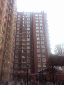 Satılır Yeni Tikili, Binəqədi.r, 9-cu mikrorayon, Memar Əcəmi.m-1
