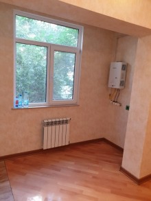 Satılır Köhnə Tikili, Binəqədi.r, 9-cu mikrorayon, Memar Əcəmi.m-19
