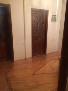 Satılır Köhnə Tikili, Səbail.r-8