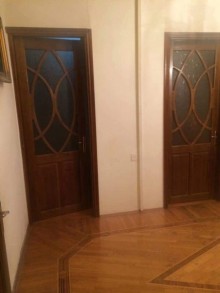 Satılır Köhnə Tikili, Səbail.r-12