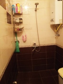 Satılır Köhnə Tikili, Binəqədi.r, 8-ci mikrorayon, Azadlıq.m-5