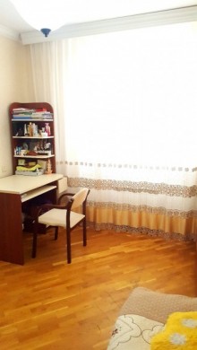 Satılır Köhnə Tikili, Binəqədi.r, 8-ci mikrorayon, Azadlıq.m-3