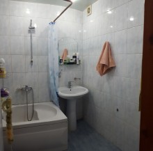 Satılır Köhnə Tikili, Binəqədi.r, 8-ci mikrorayon, Azadlıq.m-8