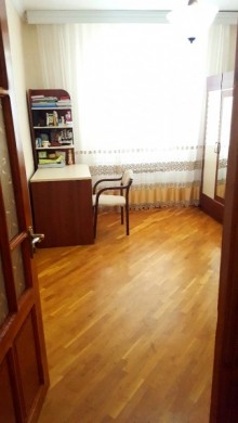 Satılır Köhnə Tikili, Binəqədi.r, 8-ci mikrorayon, Azadlıq.m-14