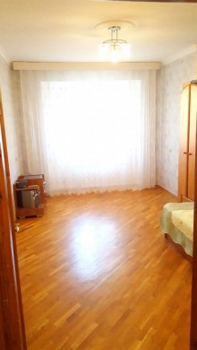 Satılır Köhnə Tikili, Binəqədi.r, 8-ci mikrorayon, Azadlıq.m-15