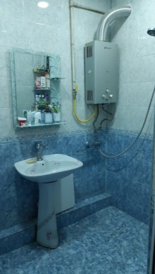 Satılır Köhnə Tikili, Binəqədi.r, 8-ci mikrorayon, Azadlıq.m-7