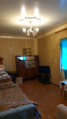 Satılır Köhnə Tikili, Binəqədi.r, 8-ci mikrorayon, Azadlıq.m-1