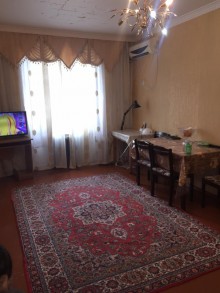 Satılır Köhnə Tikili, Binəqədi.r, 8-ci mikrorayon, Azadlıq.m-1