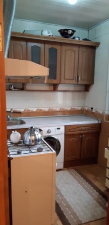 Satılır Köhnə Tikili, Binəqədi.r, 6-cı mikrorayon, Memar Əcəmi.m-7