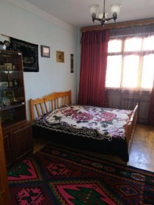 Satılır Köhnə Tikili, Nəsimi.r, 4-cü mikrorayon, Memar Əcəmi.m-3