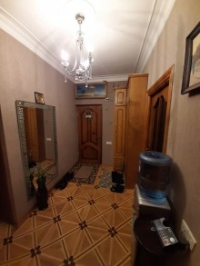 Satılır Köhnə Tikili, Binəqədi.r, 8-ci mikrorayon, Azadlıq.m-7