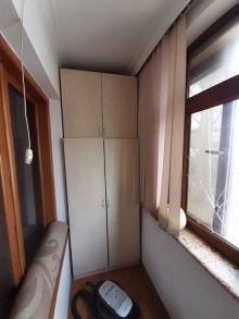 Satılır Köhnə Tikili, Binəqədi.r, 8-ci mikrorayon, Azadlıq.m-11
