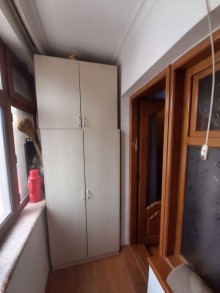 Satılır Köhnə Tikili, Binəqədi.r, 8-ci mikrorayon, Azadlıq.m-12