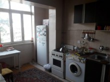 Satılır Köhnə Tikili, Binəqədi.r, 8-ci mikrorayon, Azadlıq.m-5