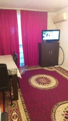 Satılır Köhnə Tikili, Binəqədi.r, 8-ci mikrorayon, Gənclik.m-1