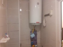 Satılır Köhnə Tikili, Binəqədi.r, 6-cı mikrorayon, Memar Əcəmi.m-4