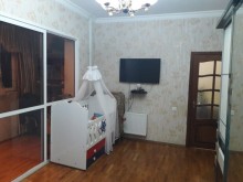 Satılır Köhnə Tikili, Binəqədi.r, 8-ci mikrorayon, Azadlıq.m-5