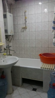 Satılır Köhnə Tikili, Binəqədi.r, 8-ci mikrorayon, Azadlıq.m-12