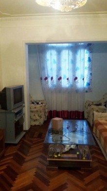 Satılır Köhnə Tikili, Binəqədi.r, 8-ci mikrorayon, Azadlıq.m-1