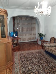 Satılır Köhnə Tikili, Binəqədi.r, 8-ci mikrorayon, Azadlıq.m-1