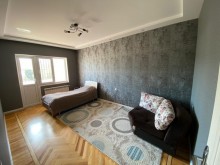 Satılır Köhnə Tikili, Binəqədi.r, 9-cu mikrorayon, Memar Əcəmi.m-7