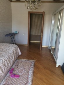 Satılır Köhnə Tikili, Binəqədi.r, 8-ci mikrorayon, Azadlıq.m-4
