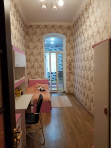 Satılır Köhnə Tikili, Nəsimi.r, 28 May.m-13