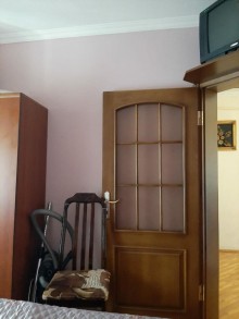 Satılır Köhnə Tikili, Binəqədi.r, 8-ci mikrorayon, Azadlıq.m-4