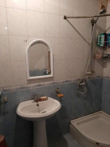 Satılır Köhnə Tikili, Binəqədi.r, 8-ci mikrorayon, Azadlıq.m-9