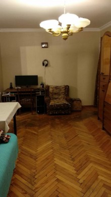 Satılır Köhnə Tikili, Binəqədi.r, 8-ci mikrorayon, Azadlıq.m-2