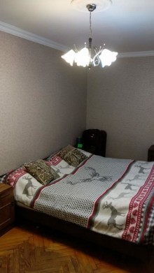 Satılır Köhnə Tikili, Binəqədi.r, 8-ci mikrorayon, Azadlıq.m-3
