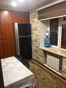 Satılır Köhnə Tikili, Binəqədi.r, 8-ci mikrorayon, Azadlıq.m-5