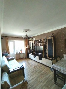 Satılır Köhnə Tikili, Binəqədi.r, 8-ci mikrorayon, Azadlıq.m-1