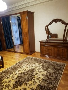 Satılır Köhnə Tikili, Nəsimi.r-19