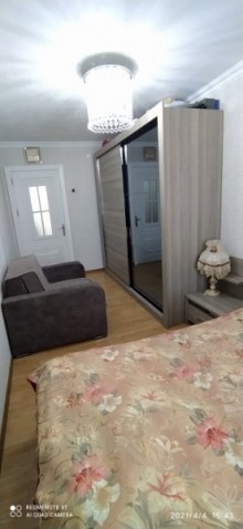 Satılır Köhnə Tikili, Binəqədi.r, 8-ci mikrorayon, Azadlıq.m-6