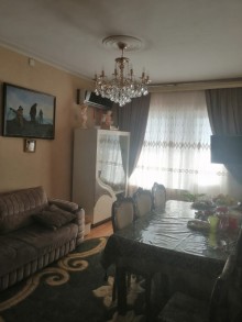 Satılır Köhnə Tikili, Binəqədi.r, 8-ci mikrorayon, Azadlıq.m-1