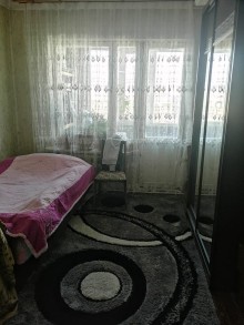 Satılır Köhnə Tikili, Binəqədi.r, 8-ci mikrorayon, Azadlıq.m-4
