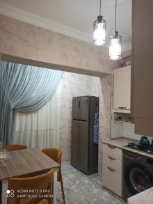 Satılır Köhnə Tikili, Binəqədi.r, 8-ci mikrorayon, Azadlıq.m-3