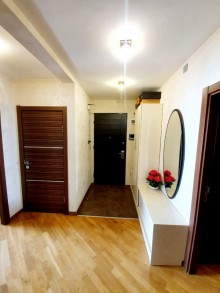 Satılır Köhnə Tikili, Binəqədi.r, 9-cu mikrorayon, Memar Əcəmi.m-18