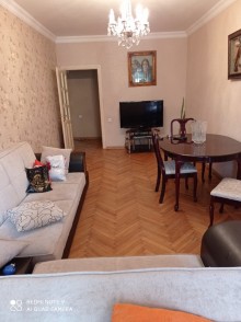 Satılır Köhnə Tikili, Binəqədi.r, 8-ci mikrorayon, Azadlıq.m-3